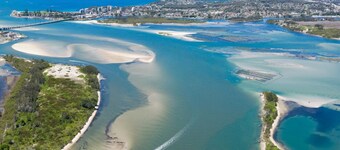 CHILL-OUT BEACHSIDE * coastal cool on Main Beach. Stroll to cafes, shops & lake!