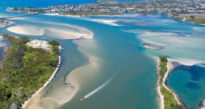 CHILL-OUT BEACHSIDE * coastal cool on Main Beach. Stroll to cafes, shops & lake!