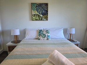 2 Schlafzimmer, Schreibtisch, Bügeleisen/Bügelbrett, Reisekinderbett