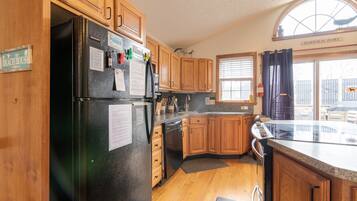 JÀÀkaappi, mikroaaltouuni, uuni, liesi