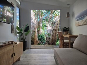 Smart-TV, Kamin, Netflix, Kinderspielzeug