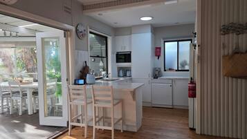 Coffee/tea maker, fridge, microwave, oven