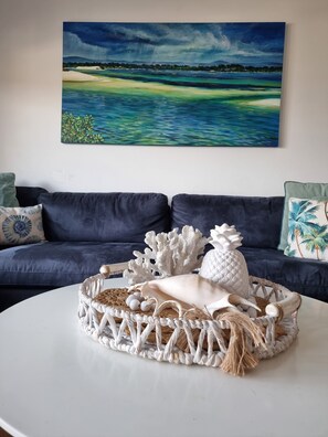 Smart TV, Netflix, DVD player, books - CHILL-OUT LAKESIDE * waterfront on wallis lake. Walk to the beach, shops, cafes! (Forster)