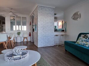 Smart-TV, Netflix, DVD-Player, Bücher