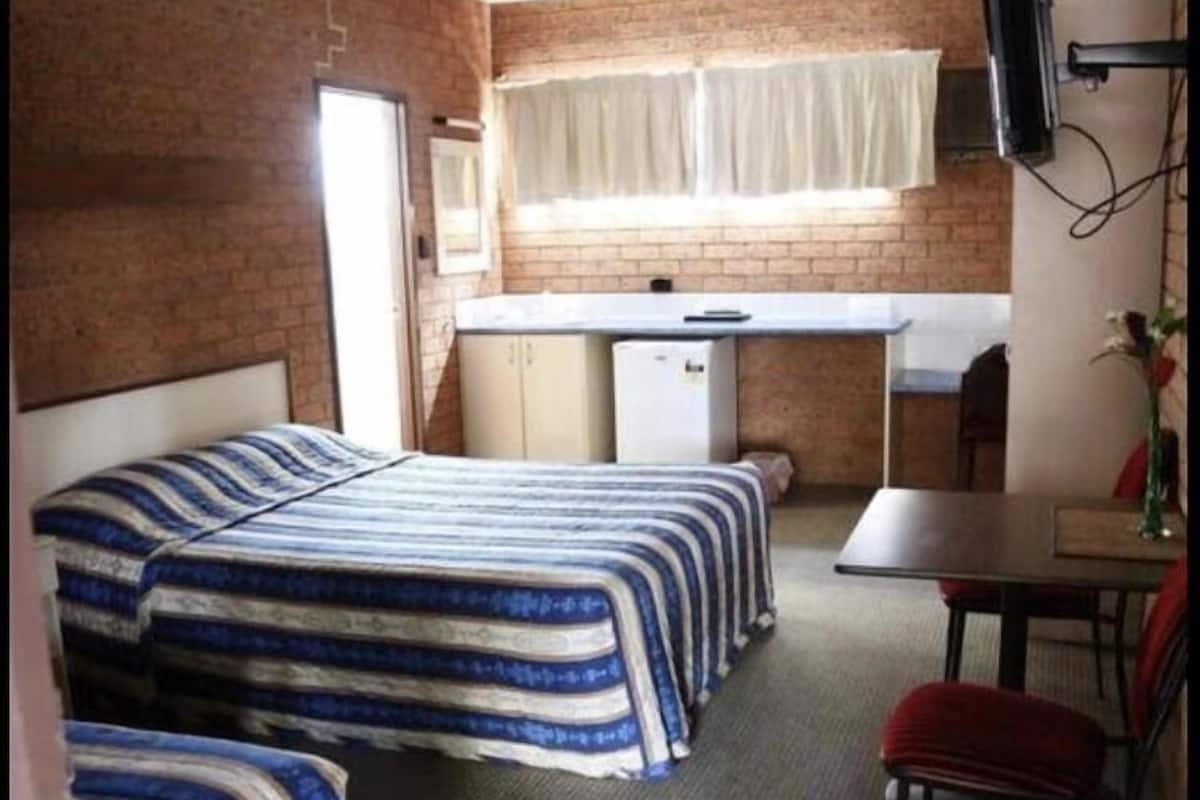 Minibar, in-room safe, iron/ironing board, free WiFi
