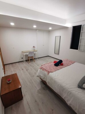 2 bedrooms, iron/ironing board, travel cot, free WiFi