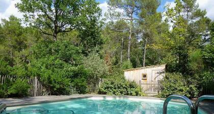Au coeur de la nature, un nid accueillant avec piscine pour se ressourcer