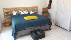 1 bedroom, bed sheets