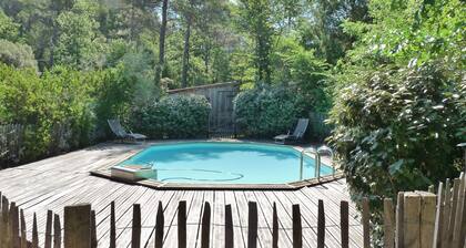 Im Herzen der Natur ein einladendes Nest mit Swimmingpool zum Aufladen Ihrer Batterien