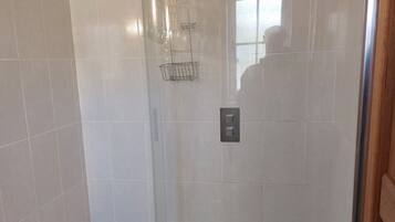 Douche, sĂšche-cheveux, serviettes fournies, savon
