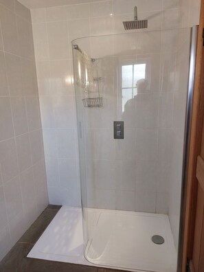 Douche, séchoir à cheveux, serviettes fournies, savon