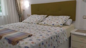 1 غرفة نوم ومكواة/لوح كي وواي فاي مجانًا وملاءات أسرّة
