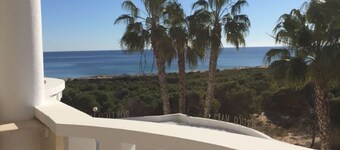 Luksuriøs leilighet med direkte sjøutsikt (gratis WIFI, 5 minutter til stranden)