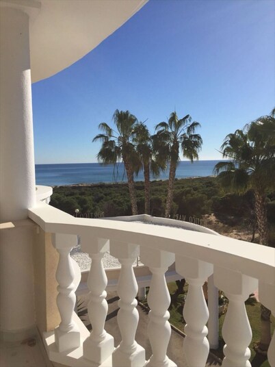 Luxurious apartment with direct sea view (free WIFI, 5 minutes to the beach)