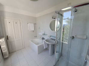 Combined shower/tub, hair dryer, bidet, towels