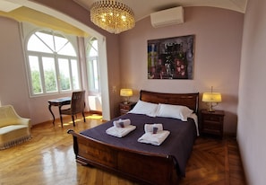 4 bedrooms, desk, iron/ironing board, travel crib