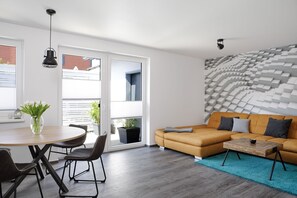 Smart TV, books, stereo