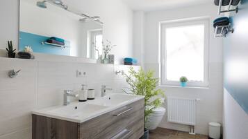 Dusche, Haartrockner, Handtücher, Seife
