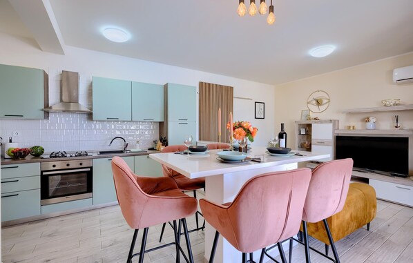 Fridge, microwave, stovetop, dishwasher