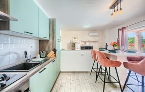 Fridge, microwave, stovetop, dishwasher