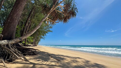 House and pool facing the ocean, golf 2 km away, breakfast and cleaning included