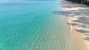 En la playa, camastros y toallas de playa 