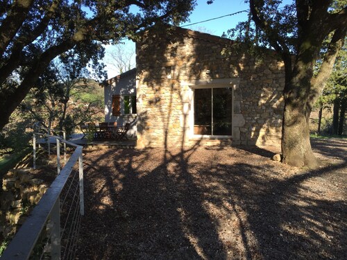 Mieten Sie ein ruhiges Ferienhaus mit Terrasse in Vallon Pont d'Arc in der ARDECHE