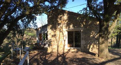 Gßte avec terrasse spacieuse, belle vue à proximité de commerces et de riviÚres