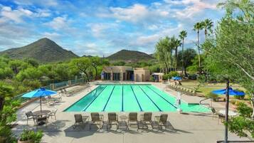 Una piscina al aire libre, una piscina climatizada
