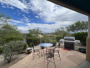 Outdoor dining - Panoramic Views!! Gorgeous 2 bedroom en-suite Casita in Starr Pass. (Tucson)