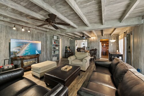 Beautiful Home in West Palm Beach W/ Largest Pool and Jacuzzi