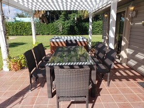 Outdoor dining - Beautiful Home in West Palm Beach W/ Largest Pool and Jacuzzi (West Palm Beach)