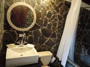 Combined shower/bathtub, towels - *Peaceful *Quiet *Beach Home  *50MBPS *Pavones (Langostino)