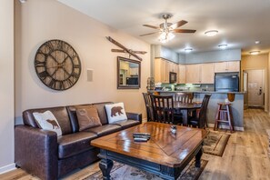 Televisión, chimenea, reproductor de DVD, estéreo