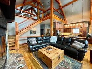 Smart TV, caminetto, tavolo da ping pong, libri