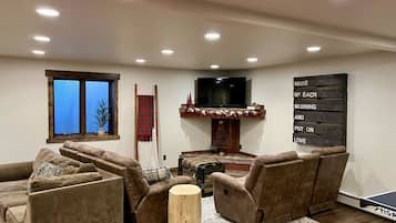 Smart TV, lareira, mesa de pingue-pongue, livros
