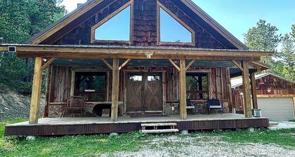 DREAM CABIN IDEAL FOR FAMILIES OR LARGE GROUPS~ Game Room, Hot Tub, Near Trails!