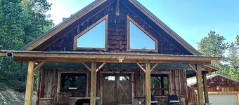 DREAM CABIN IDEAL FOR FAMILIES OR LARGE GROUPS~ Game Room, Hot Tub, Near Trails!