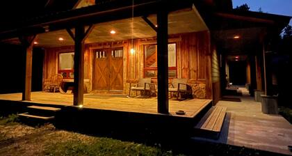 DREAM CABIN IDEAL FOR FAMILIES OR LARGE GROUPS ~ Game Room, Hot Tub, ON Trails!!