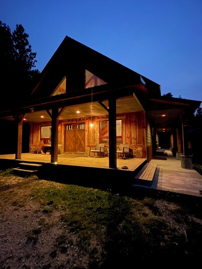 DREAM CABIN IDEAL FOR FAMILIES OR LARGE GROUPS~ Game Room, Hot Tub, Near Trails!