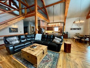 Smart TV, caminetto, tavolo da ping pong, libri