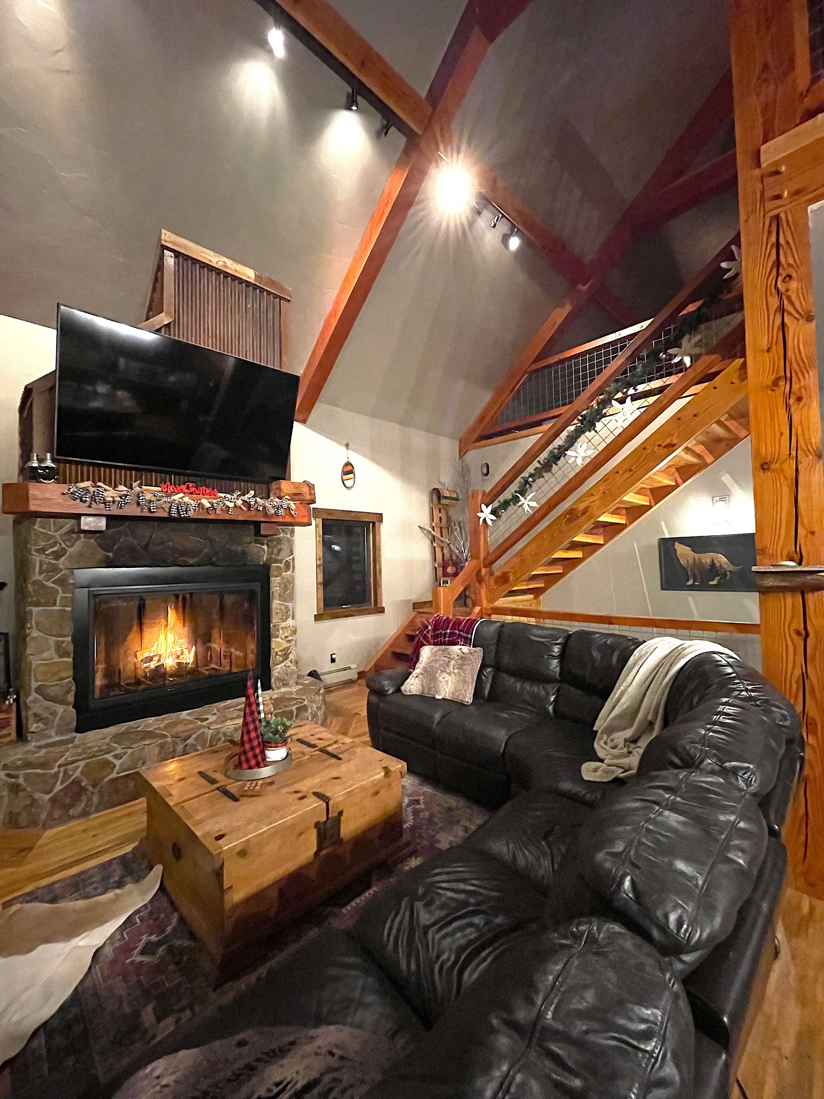 Smart-TV, peis, bordtennis og bøker