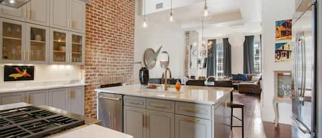 Frigorifero, microonde, forno, piano cottura