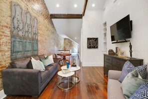 Smart-TV, stereoanlegg og kontorer