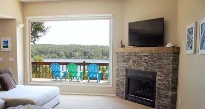 Perfect year round getaway - On the water! Theater, Fire Pit, Game room, Kayaks