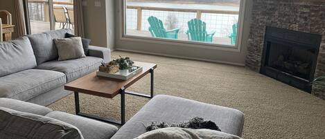 Smart-tv, pejs, dvd-afspiller, bordtennisbord