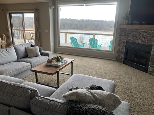 Perfect year round getaway - On the water! Theater, Fire Pit, Game room, Kayaks