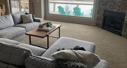 Perfect year round getaway - On the water! Theater, Fire Pit, Game room, Kayaks