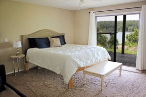 4 soverom, skrivebord, strykejern/-brett og reiseseng for barn