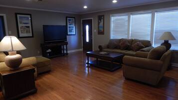 Smart-TV, Kamin, DVD-Player, Bücher